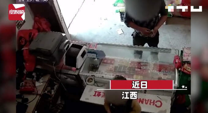 两男子买香烟套路小孩，趁大人不在7元购买软中华，结局舒适