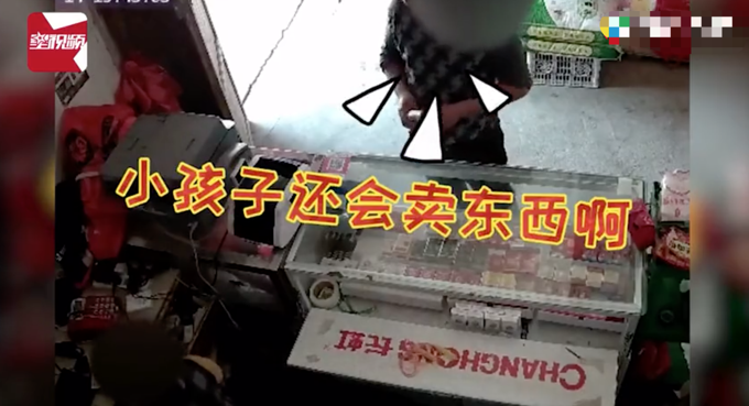 两男子买香烟套路小孩，趁大人不在7元购买软中华，结局舒适