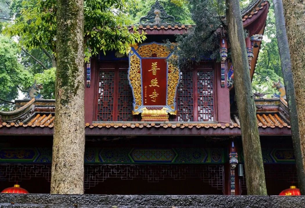 是依山而建一进入普照寺让整个人都有一种遁入仙境的感觉享天地之灵气