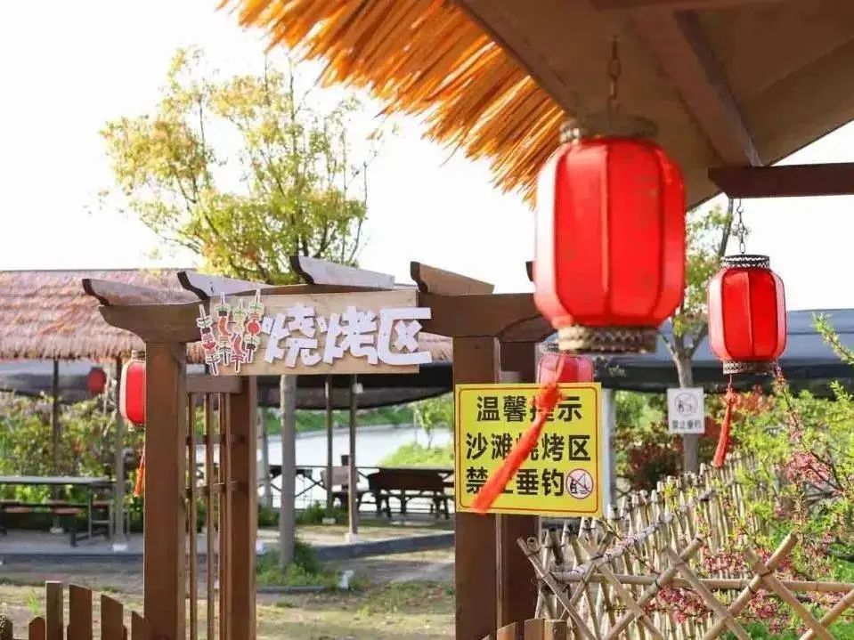 给小孩准备六一儿童节礼物（六一儿童节到了同学们都在庆祝节日）