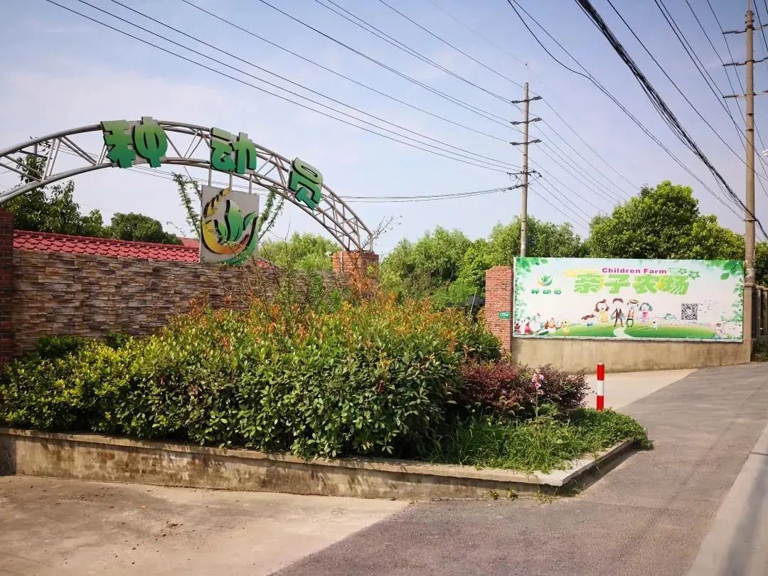 给小孩准备六一儿童节礼物（六一儿童节到了同学们都在庆祝节日）