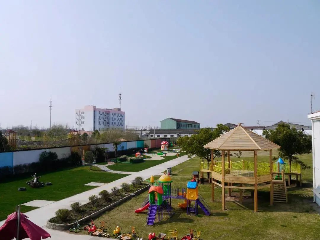 给小孩准备六一儿童节礼物（六一儿童节到了同学们都在庆祝节日）