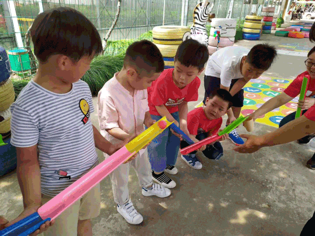 给小孩准备六一儿童节礼物（六一儿童节到了同学们都在庆祝节日）