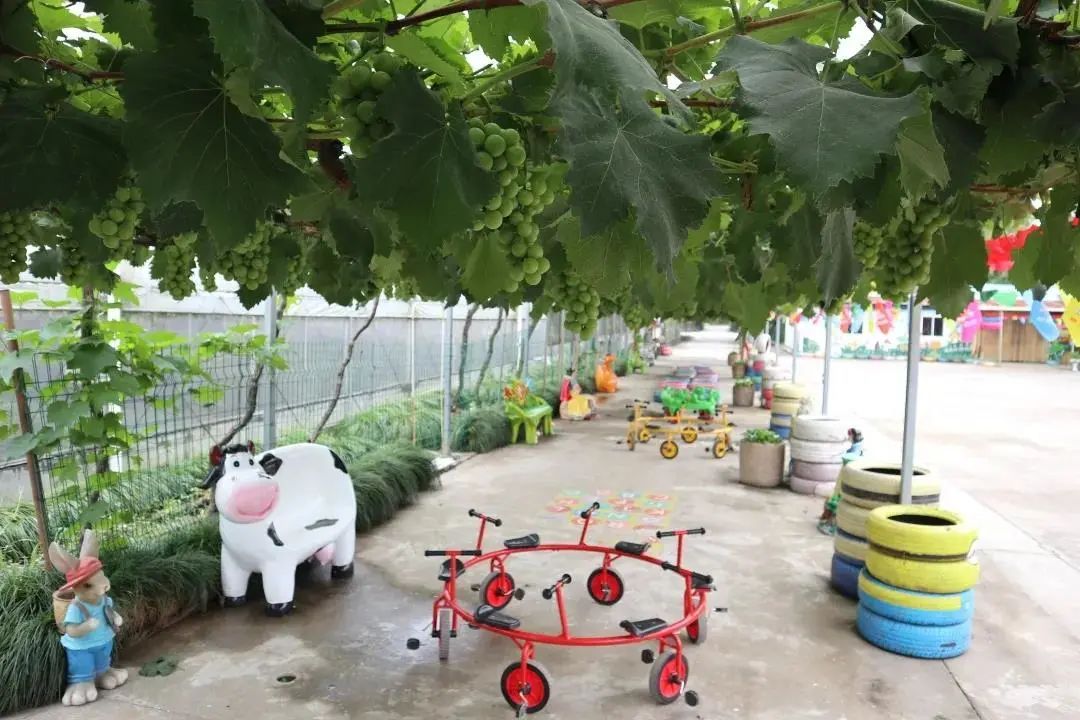 给小孩准备六一儿童节礼物（六一儿童节到了同学们都在庆祝节日）
