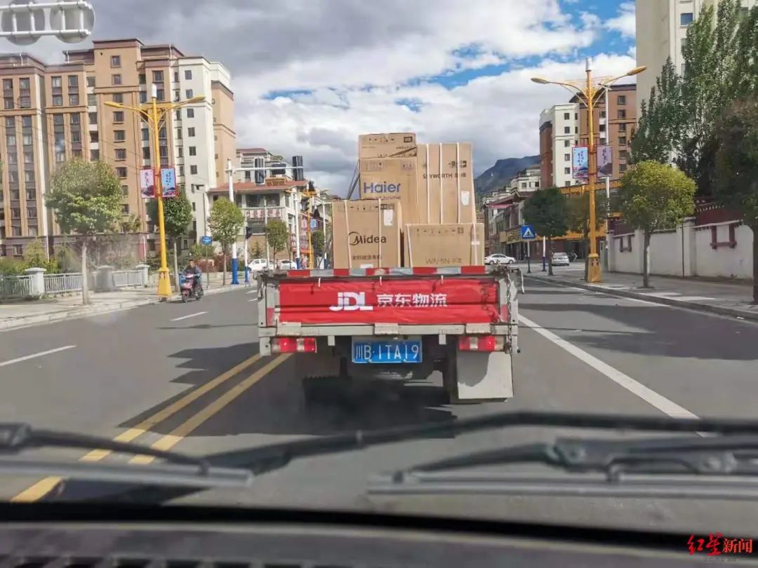 沿着高速看中国｜绝美林拉公路带来好生意，四川小伙给藏族同胞送家电