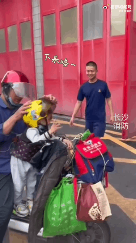 “我可不可以用两箱奶，换一次坐消防车的机会？”