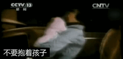8个月宝宝高速路上被甩出车窗命悬一线，网友：抱娃坐车等于“谋杀”