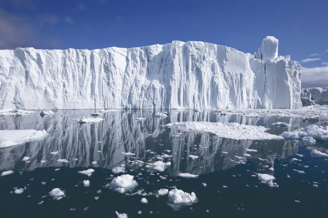 冰是水分子固体，为什么就能 浮在水面上？