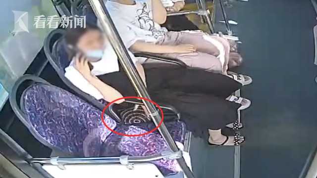 “聊天忘记拿了”！2万现金遗落公交车厢，他们“联手”物归原主