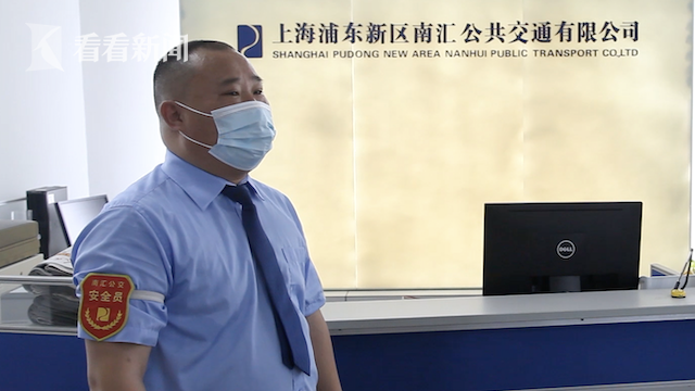 “聊天忘记拿了”！2万现金遗落公交车厢，他们“联手”物归原主
