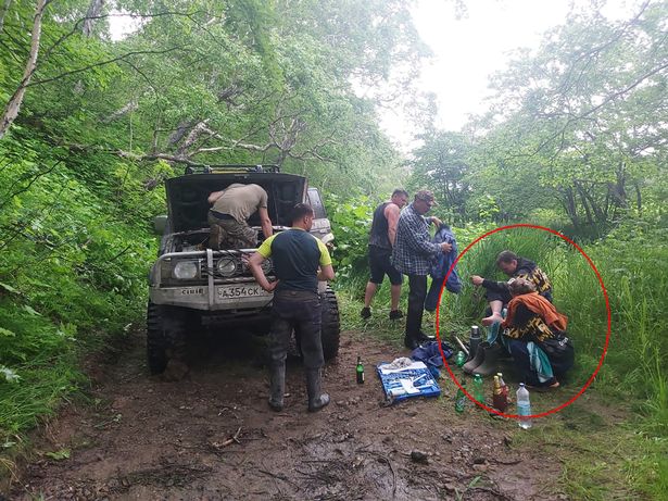 俄罗斯一对夫妻在树林遇上熊 藏树上10天躲避袭击
