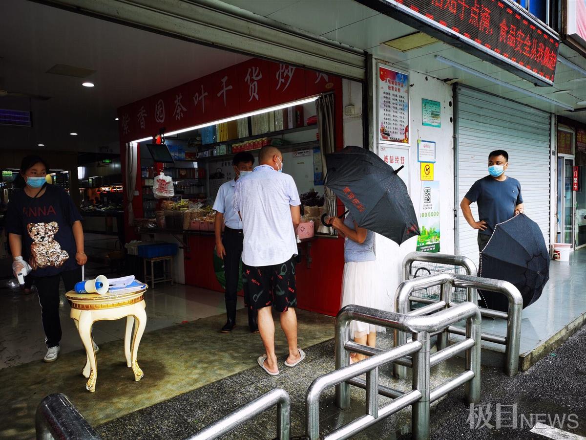 直击南京严控首日：外卖专点堆放禁入小区，菜场仍有人不戴口罩拒示健康码