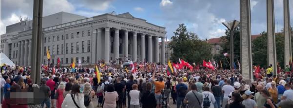 “风格哪儿去了？”立陶宛执法人员用催泪瓦斯驱散抗议者，扎哈罗娃发文讽刺