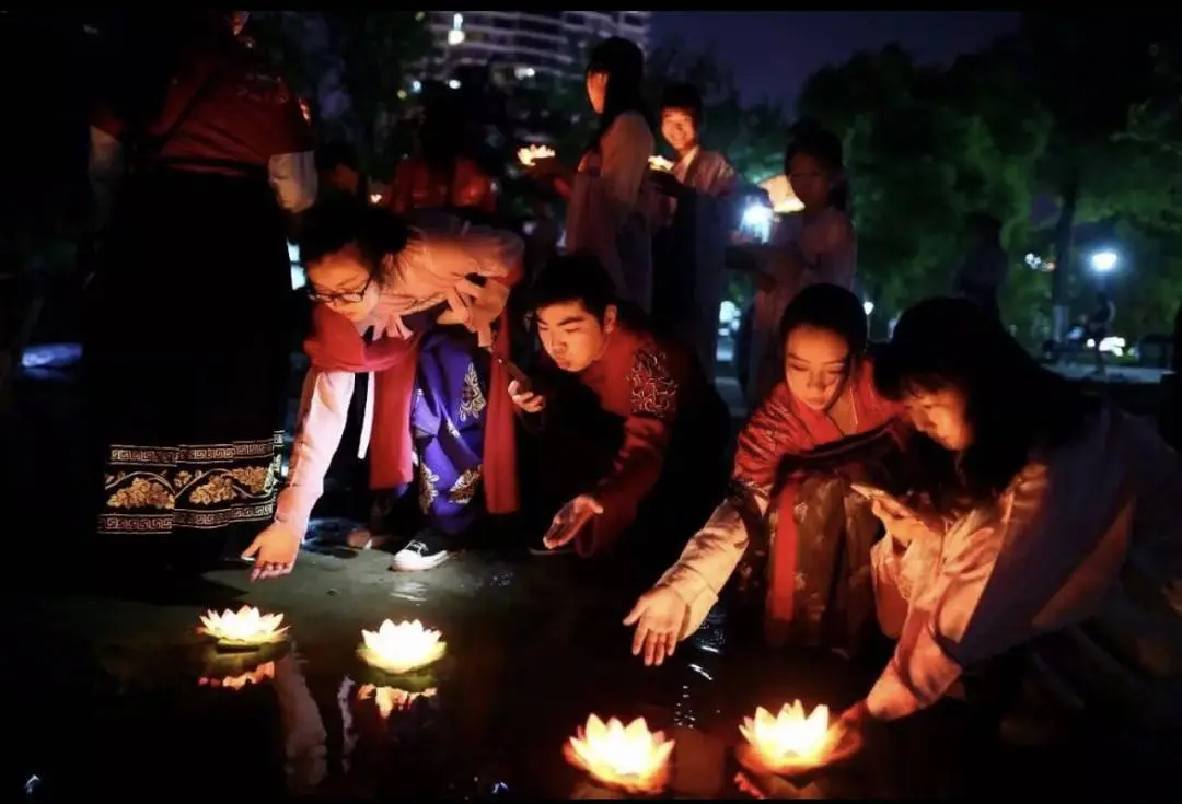 西湖七月半表达了作者怎样的感情（谁说七月半不能晚上出门）