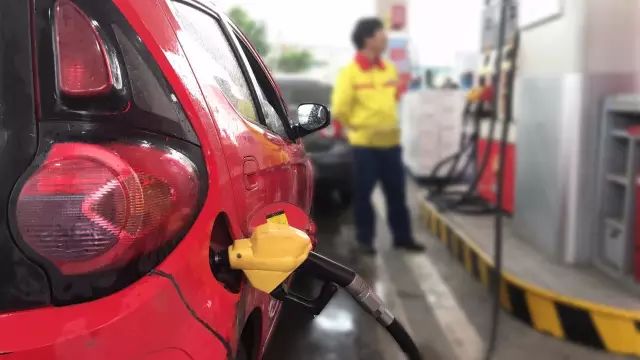 加油时，汽车为什么要熄火？