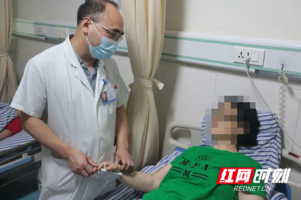 大妈眼前飘过一团“乌云”医生说只要一个小球即可“球到病除”