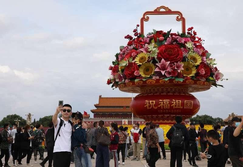 天安门广场花卉布置完成 游客“打卡”合影留念
