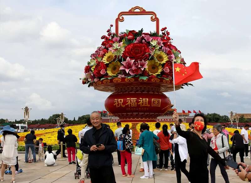 天安门广场花卉布置完成 游客“打卡”合影留念