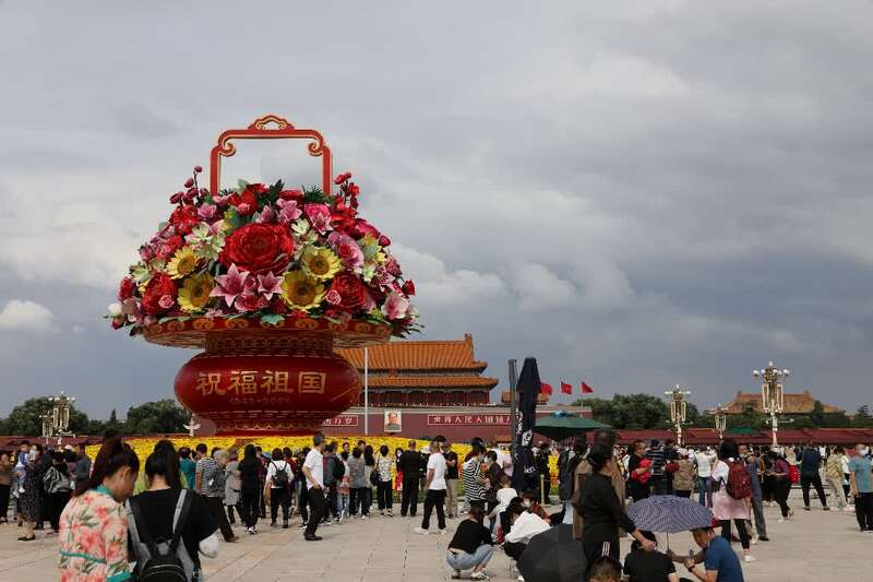 天安门广场花卉布置完成 游客“打卡”合影留念