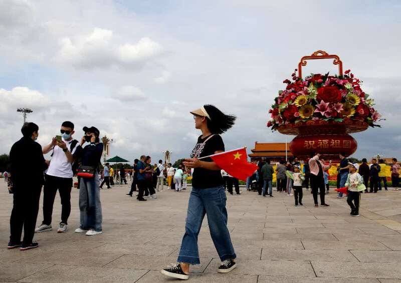 天安门广场花卉布置完成 游客“打卡”合影留念