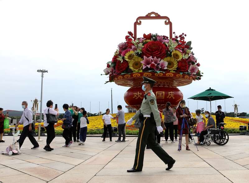 天安门广场花卉布置完成 游客“打卡”合影留念