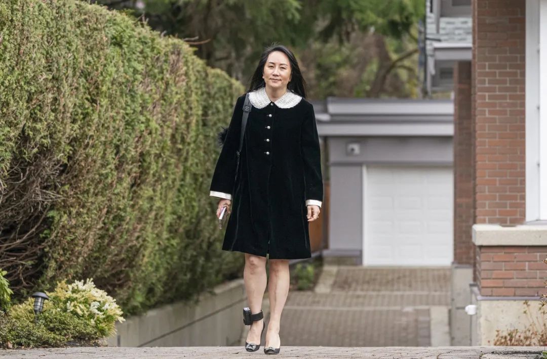 用衣品表态,孟晚舟的红裙亮了