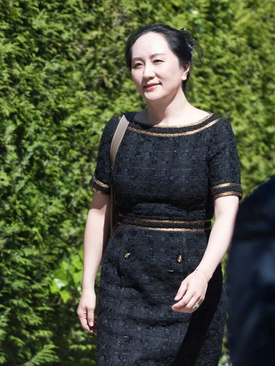 用衣品表态,孟晚舟的红裙亮了