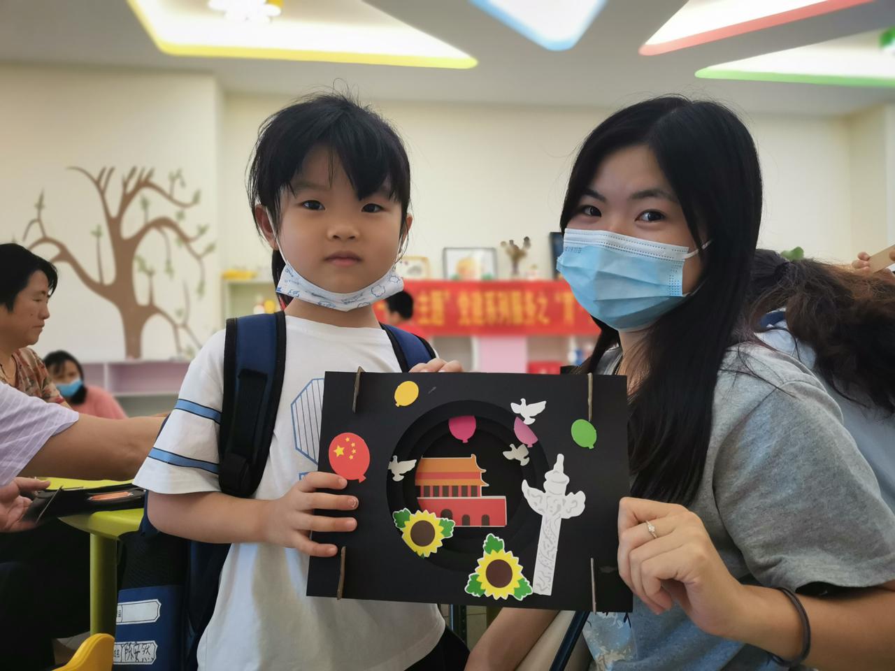學手藝表心意，根竹園社區兒童繪製生日賀卡表白祖國母親