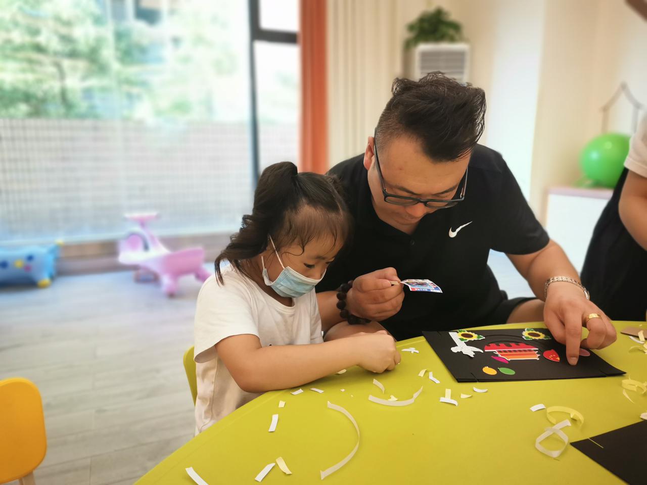 學手藝表心意，根竹園社區兒童繪製生日賀卡表白祖國母親