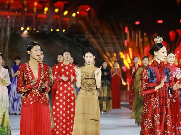 傳統文化致敬中國，夢幻秀場閃爍江城夜空，2021年國慶「漢風國潮·禮讚中國」時尚大秀活動在漢舉行 形象穿搭 第2張