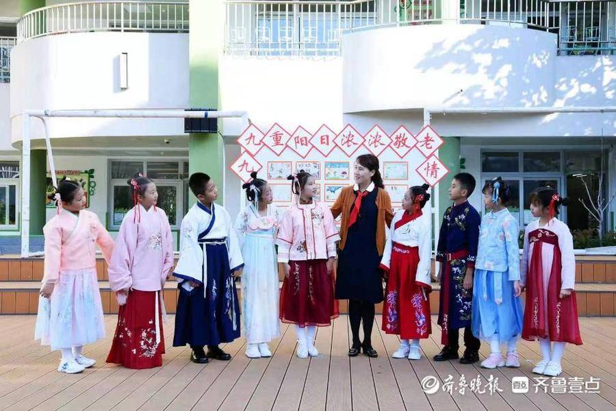 山東省實(shí)驗(yàn)小學(xué)舉行“重陽(yáng)敬老”主題升旗儀式(圖2) 山東省實(shí)驗(yàn)小學(xué)舉行“重陽(yáng)敬老”主題升旗儀式(圖2)