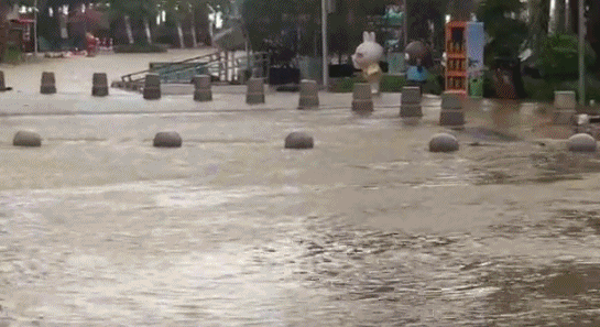 台风“圆规”逼近！海口部分路段出现海水倒灌，网友：注意安全