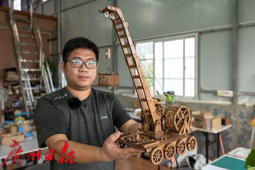 “85后”广州仔辞职设计古代战车模型，远销国外