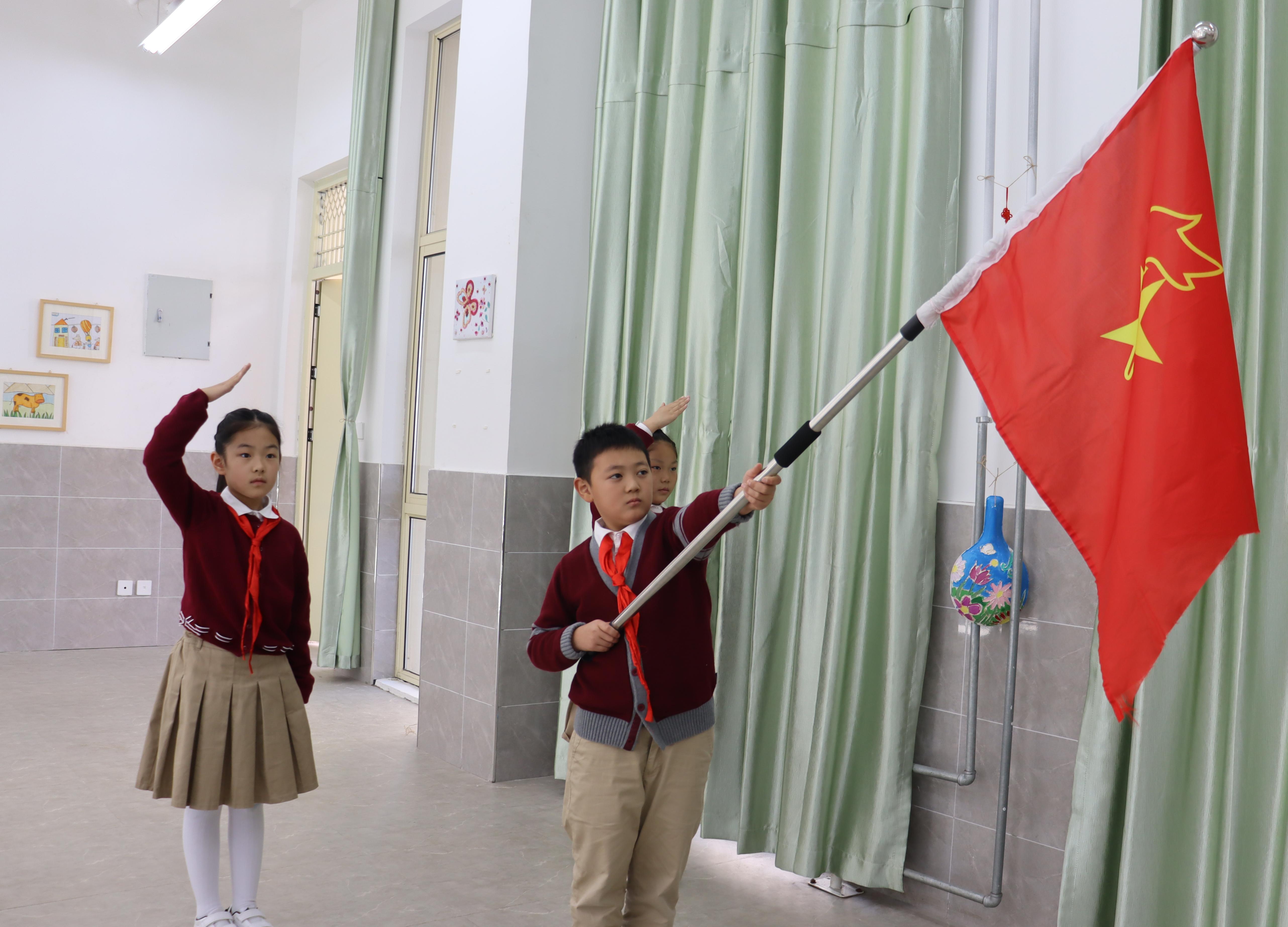 郑州大学实验小学举行二年级入队仪式(图1)