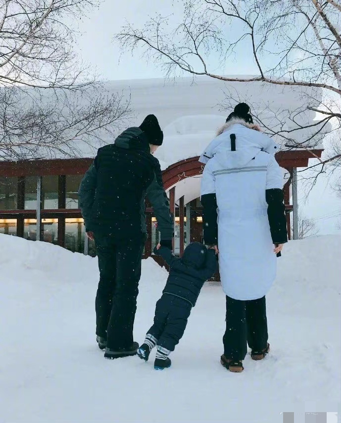 一家三口罕同框!黄晓明baby带小海绵出游,黄晓明全程抱儿子太贴心
