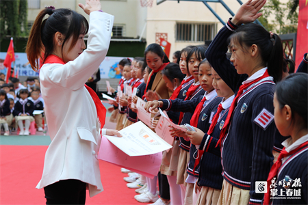 盘龙区桃源小学举行“争做新时代好队员”(图1)