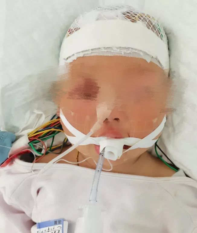 8个月宝宝高速路上被甩出车窗命悬一线，网友：抱娃坐车等于“谋杀”