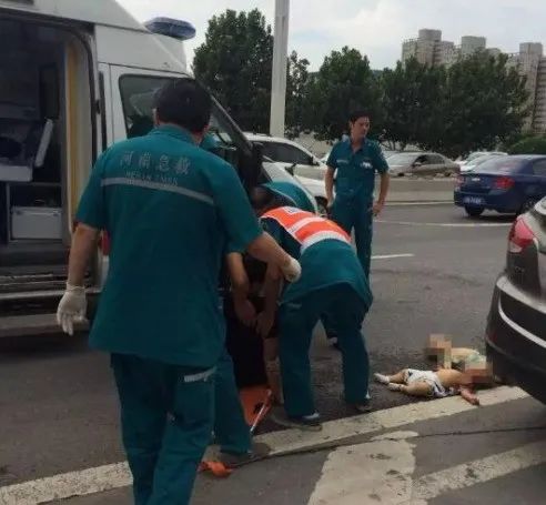 8个月宝宝高速路上被甩出车窗命悬一线，网友：抱娃坐车等于“谋杀”