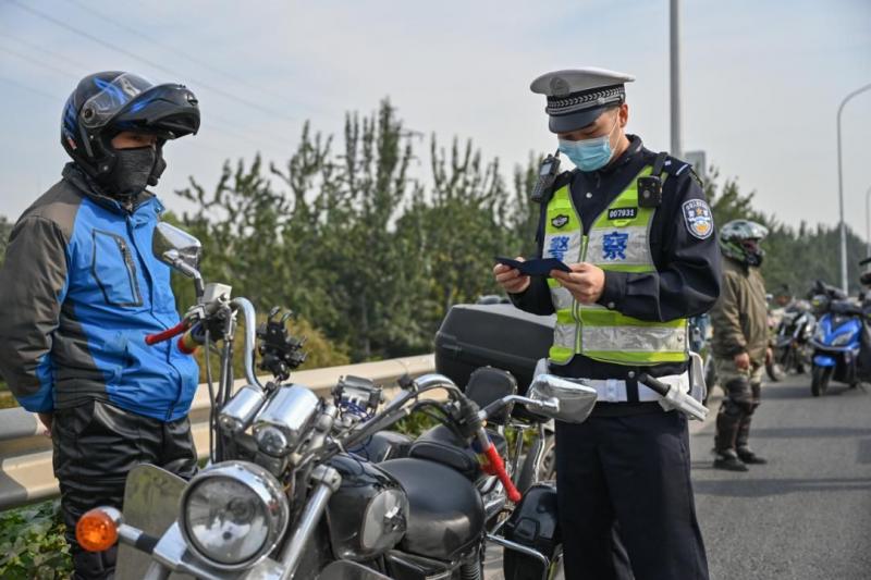 警探号｜逆行、载物、京B进四环主路…… 北京交管部门严查摩托违法行为