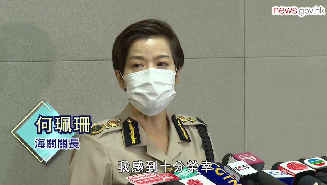 港媒：香港海关关长何珮珊宣誓就职，背景首次出现国徽