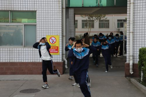 博興縣實(shí)驗(yàn)中學(xué)開(kāi)展防震應(yīng)急疏散逃生演練(圖1) 博興縣實(shí)驗(yàn)中學(xué)開(kāi)展防震應(yīng)急疏散逃生演練(圖1)