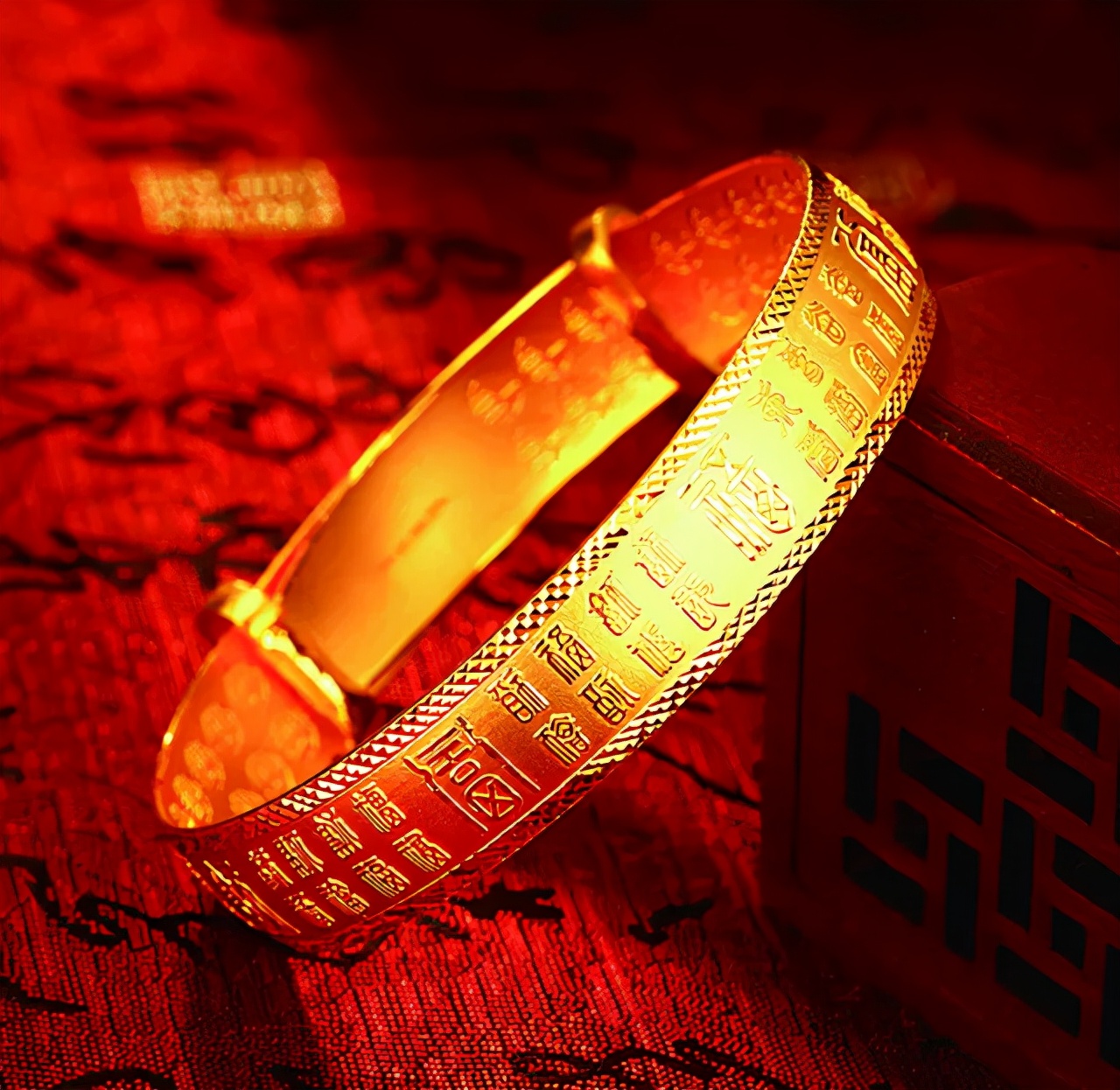 最經(jīng)典的7款黃金手鐲該怎么搭配？選對時尚翻倍