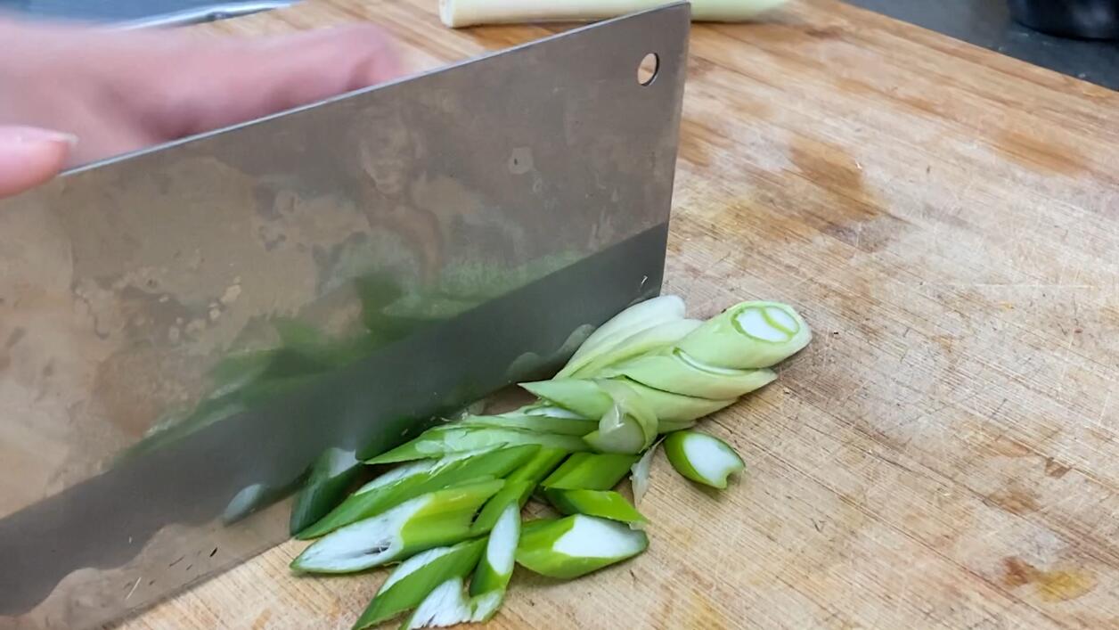 5月不要错过这道蘑菇汤，简单一做，鲜香美味，好吃到停不下来