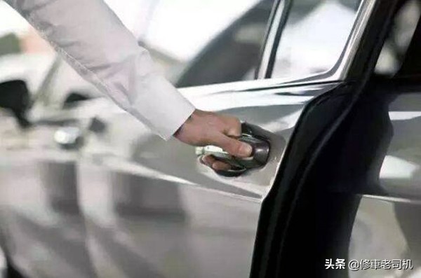 关车门力气小关不上，力气大又被反感，老司机教你怎么办！