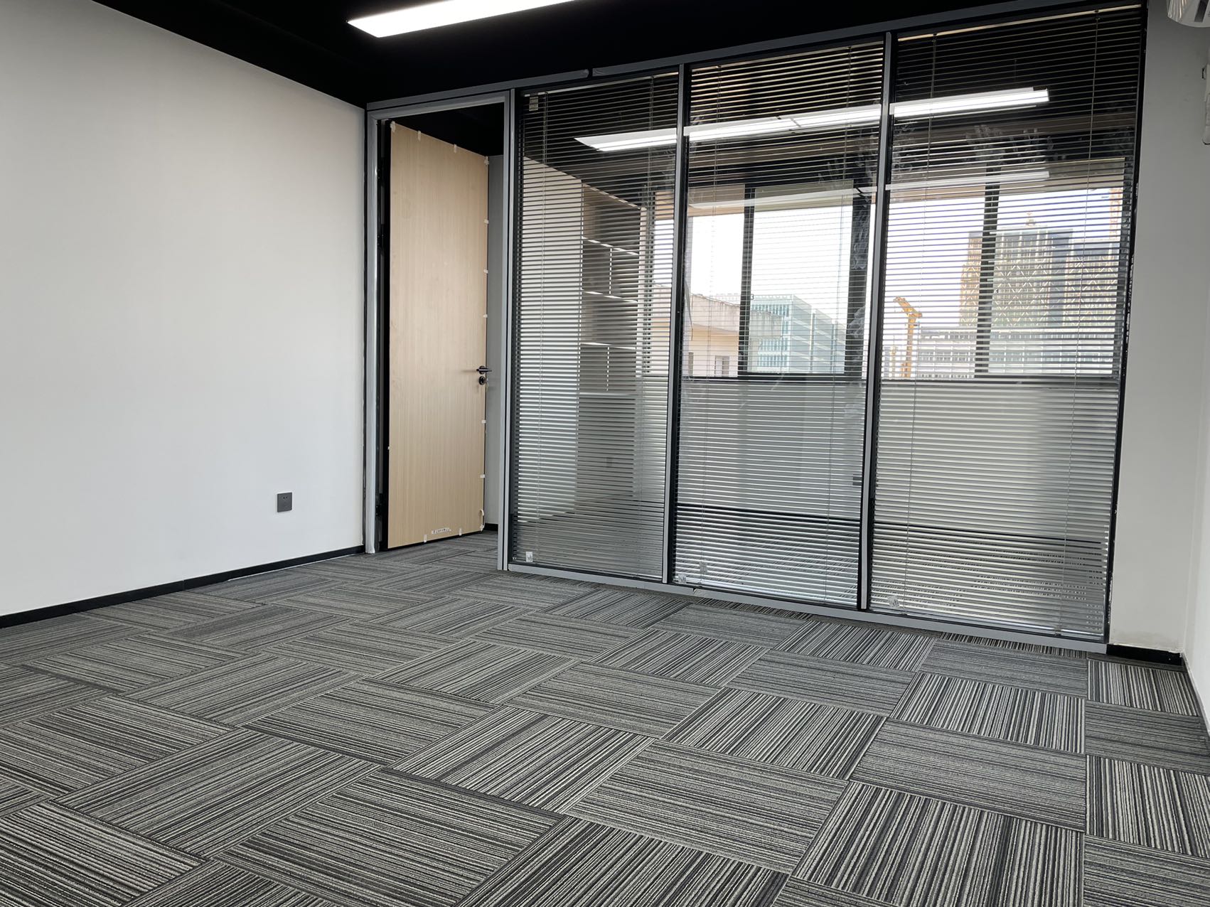 出租西湖区裕都大楼精装修办公室