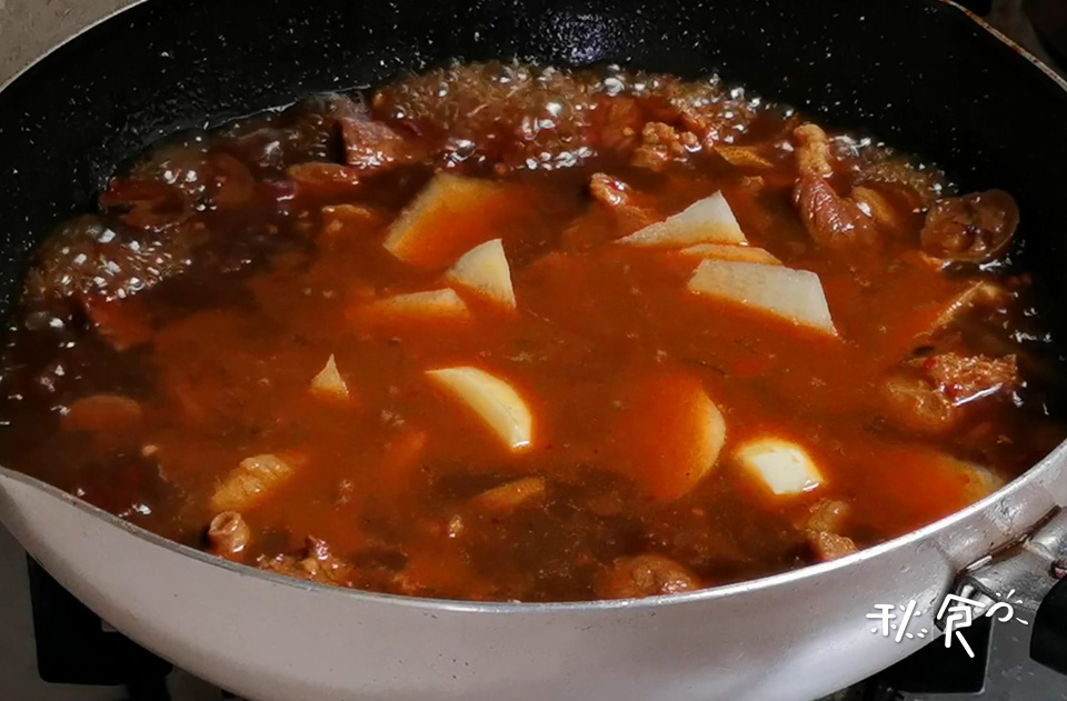 红烧牛肉怎么做，才能肉嫩、汤鲜？这2种料记得加，牛肉又嫩又香