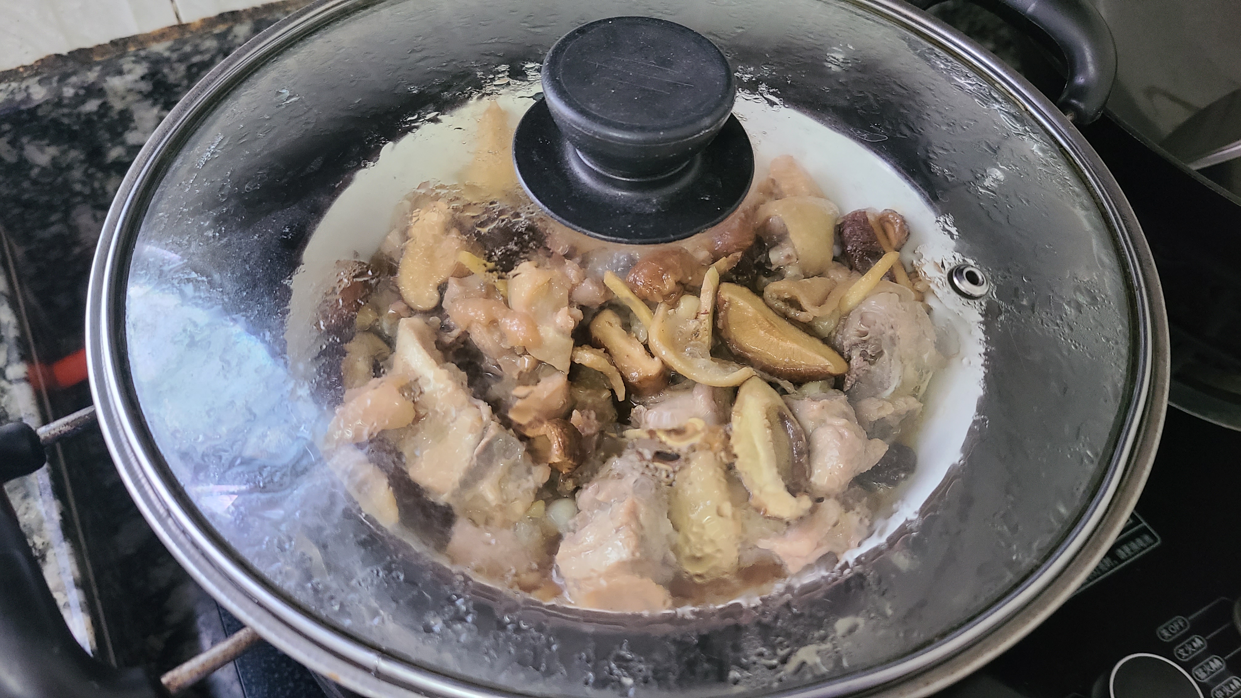 广东人很爱吃的香菇蒸滑鸡，嫩滑好吃，做法简单，看着就馋人