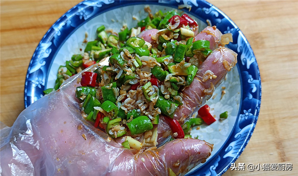 用辣椒和虾皮一起制作成凉拌菜，做法简单，成菜香辣好吃下饭过瘾