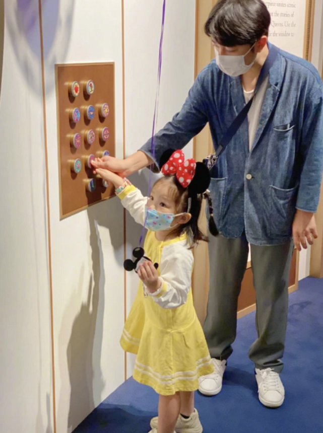 全家逐渐蓝化！王祖蓝带妻女玩模仿，Gabby模仿到位一脸得意