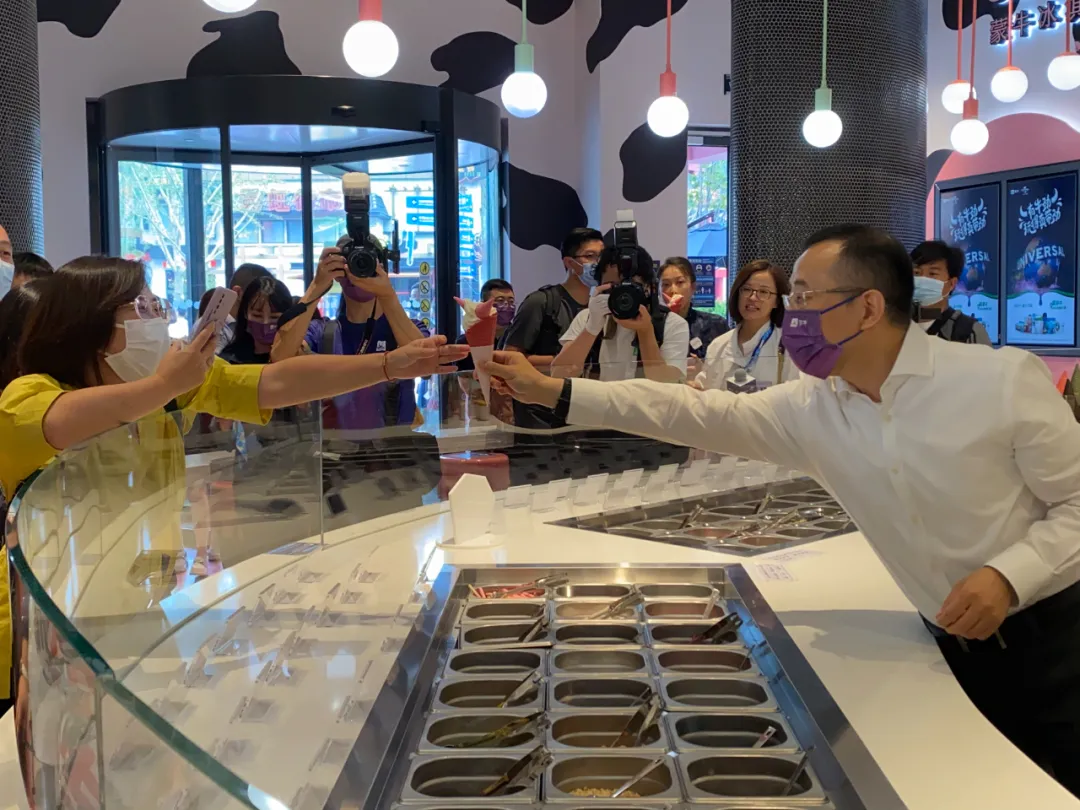 今天,蒙牛CEO亲身站台环球度假区冰淇淋店(图2) 今天,蒙牛CEO亲身站台环球度假区冰淇淋店